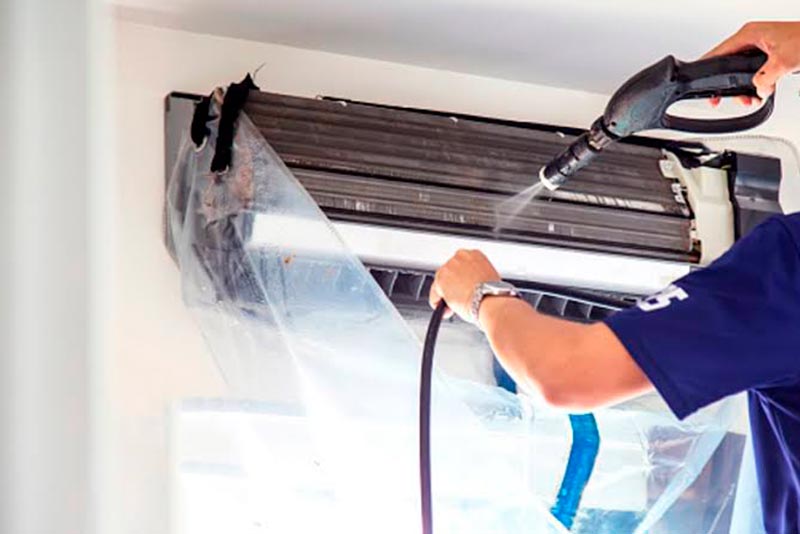 LIMPEZA E HIGIENIZAÇÃO DE AR CONDICIONADO